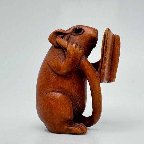 Ojime Bead Netsuke Hand-Carved Wooden Mouse Reading a Book Signed Figurine - Picture 8 of 9